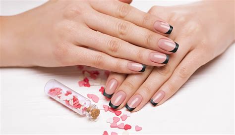 uas negras francesas|Dark french nails: así es la manicura francesa con puntas negras